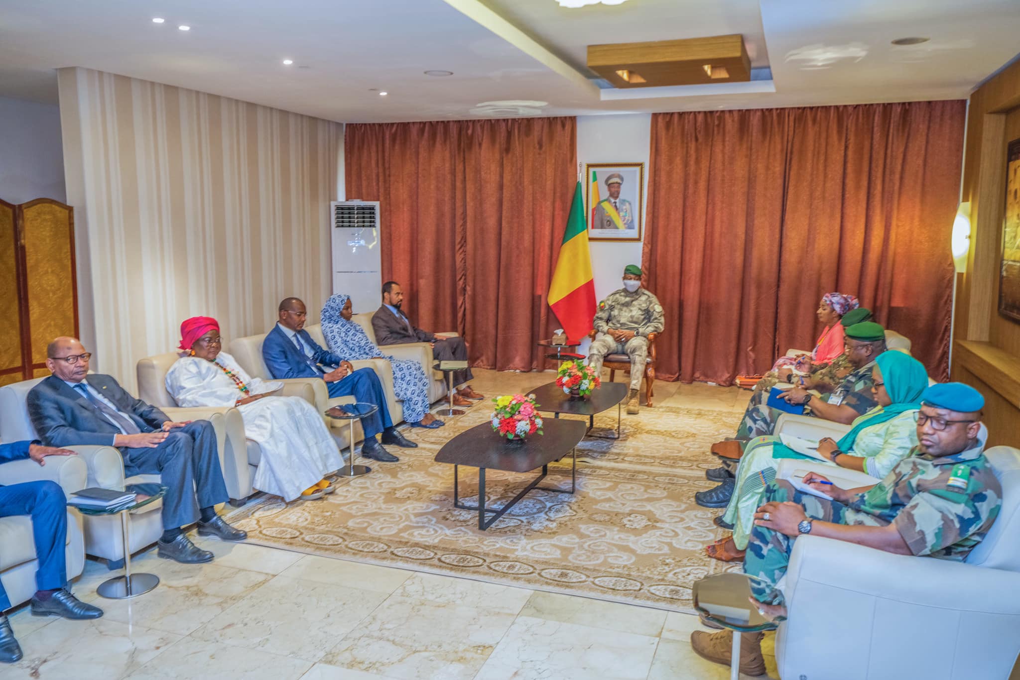 Coopération : le président de la transition au Mali reçoit une délégation tchadienne