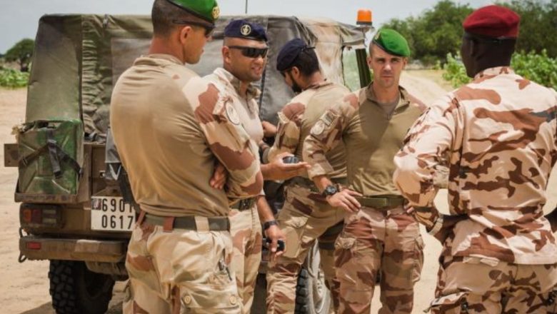 Paris révise sa stratégie au Tchad après la rupture de l'accord de défense, explorant des options allant de sanctions à la coopération culturelle, tandis que l'opposition tchadienne à Paris pousse à une ligne plus dure.