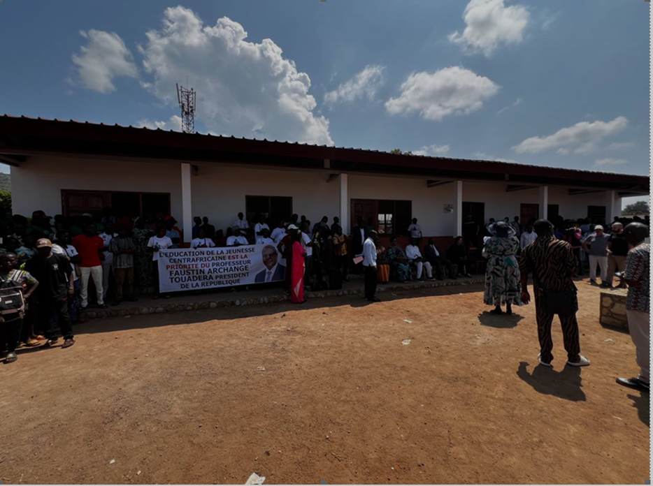 À Bangui, la coopération russo-centrafricaine se concrétise avec l’inauguration d’un nouveau bâtiment scolaire à Gobongo. Un projet éducatif salué par les autorités et porté par la Maison russe.